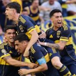 Los jugadores de Boca festejando el gol de Merentiel contra Benfica