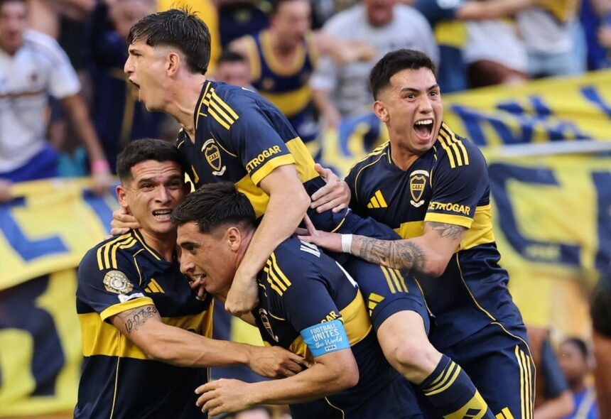 Los jugadores de Boca festejando el gol de Merentiel contra Benfica