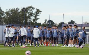 Russo dirigiendo una práctica de Boca