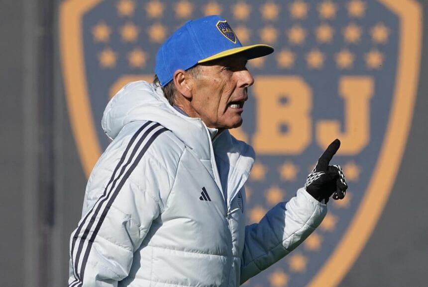 Miguel Ángel Russo dirigiendo una práctica de Boca