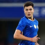 Aaron Anselmino podría irse de Chelsea