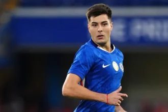 Aaron Anselmino podría irse de Chelsea