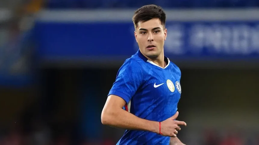 Aaron Anselmino podría irse de Chelsea