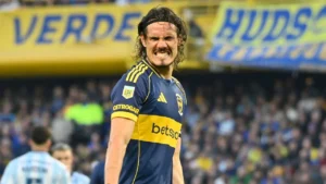 Cavani volvió a fallar contra Racing y se fue silbado