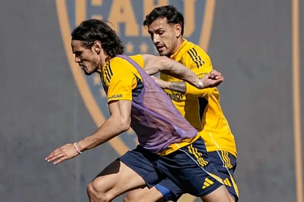 Cavani y Paredes en la práctica de Boca