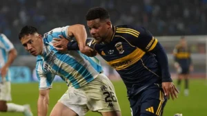 Fabra jugando contra Atlético Tucumán