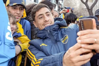 Merentiel con los hinchas de Boca en la previa al partido con Independiente Rivadavia