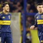 Paredes y Battaglia en la media cancha de Boca