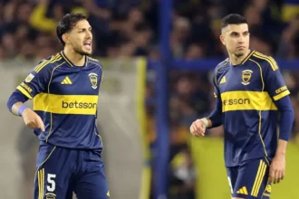 Paredes y Battaglia en la media cancha de Boca