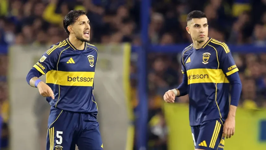 Paredes y Battaglia en la media cancha de Boca