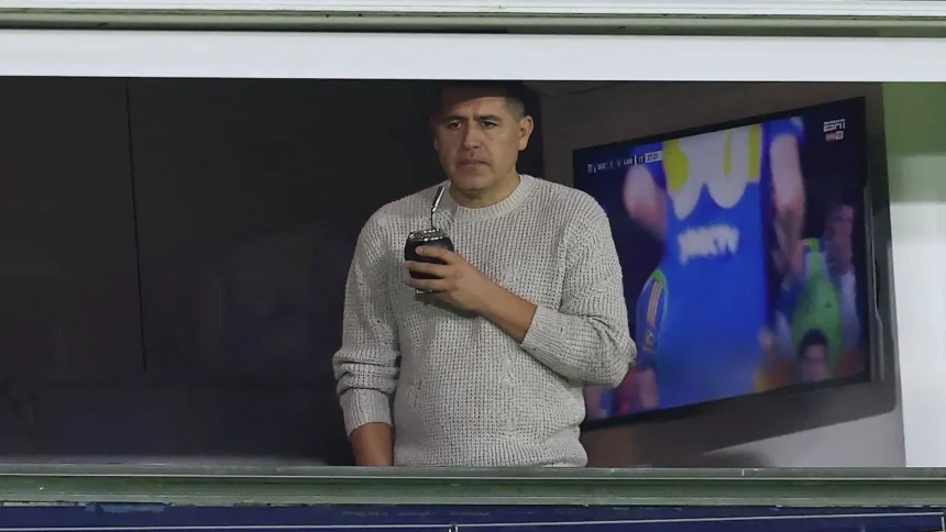 Riquelme en el palco de Boca tomando mate