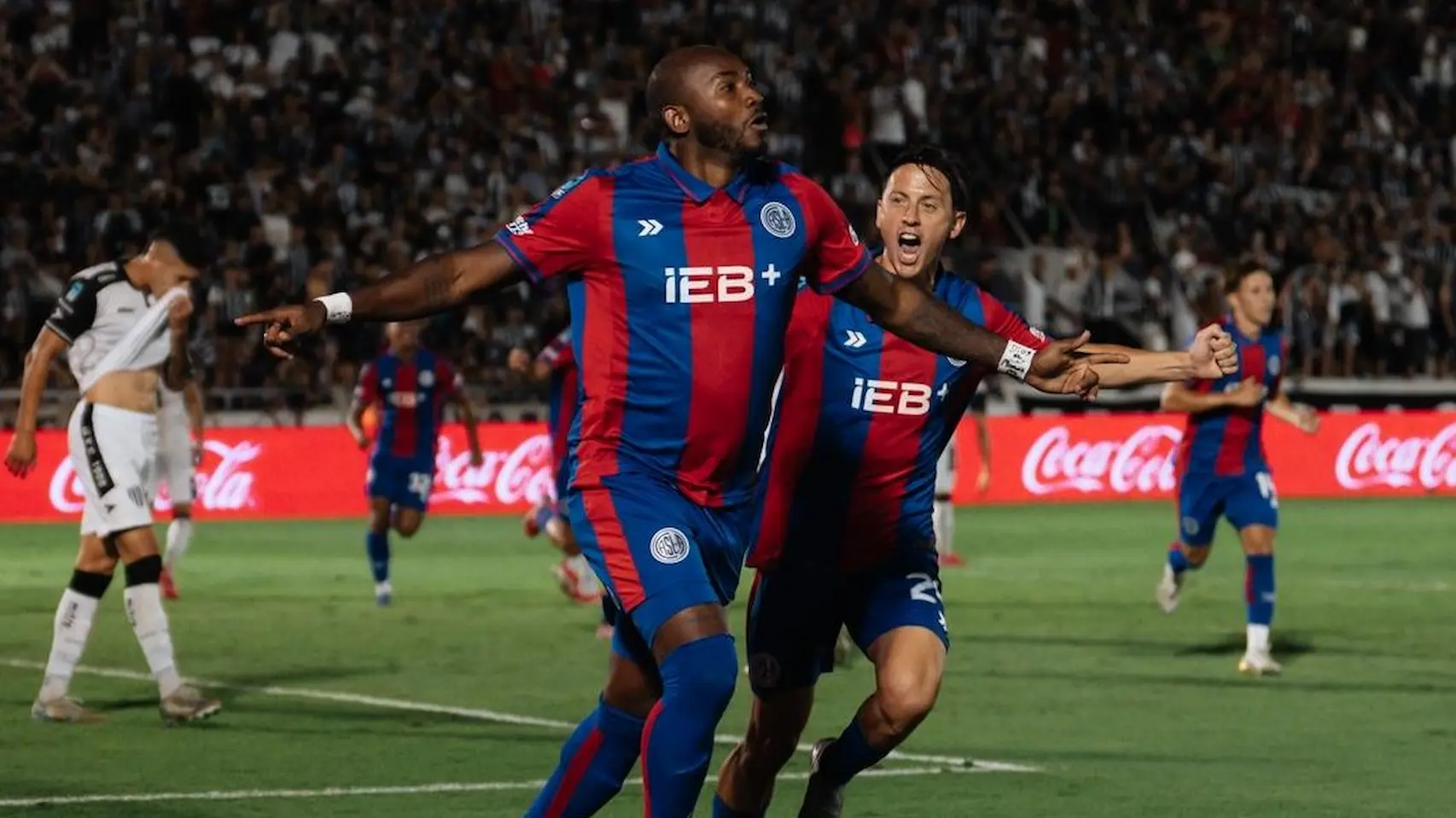 Diego Herazo en el partido de San Lorenzo con Gimnasia de Mendoza